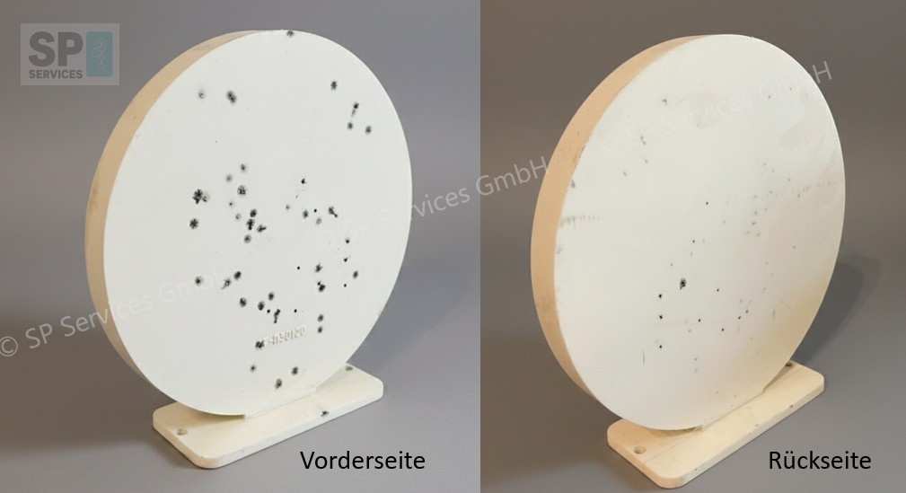 Kunststoffziel mit sichtbaren Einschlägen nach Schusstest